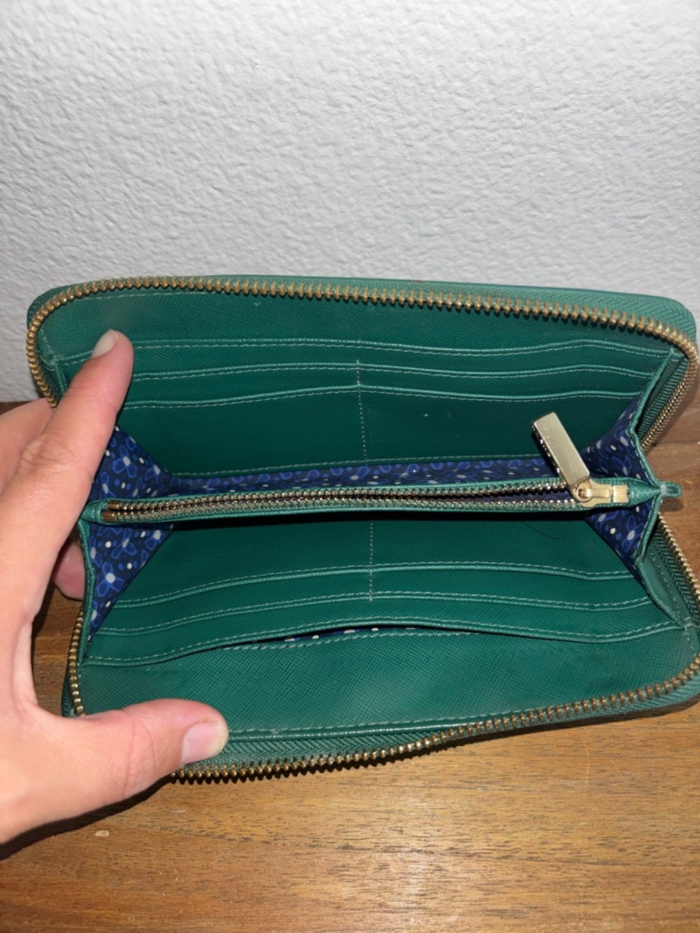 Tory Burch Emerald Green Zip Wallet with Gold Logo - Picture 3 of 4